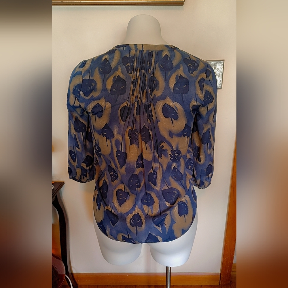💙 NYDJ Blue & Tan Print Blouse 💙 - Picture 4 of 7